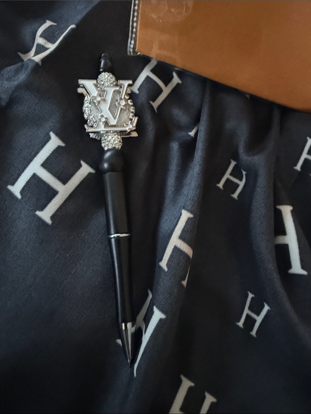 🏵️Black and Silver pen with Crystal Accent - Picture 4 of 4